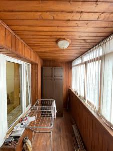 Habitación con cama con espejo y ventana en Comfortable family home with furniture, en La Teste-de-Buch