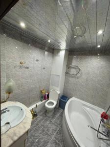 Un baño con bañera, inodoro y lavabo. en Comfortable family home with furniture, en La Teste-de-Buch