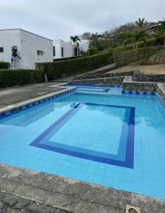 una piscina con piastrelle blu di Oceanfront Apartment 2BR 2BA at Jama Campay includes Resort Access a Jama