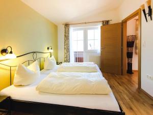 Un dormitorio con dos camas con sábanas blancas. en Spacious Apartment in Kitzbühel Alps, cleaning included, en Niederau