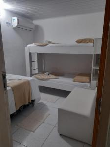 a room with two bunk beds in a room at Hospedaria Temporarte in Piranhas