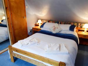 Giường trong phòng chung tại Culcharry Cottage