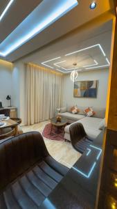 una sala de estar con un sofá y una mesa en Luxury apartment in Essaouira, en Essaouira