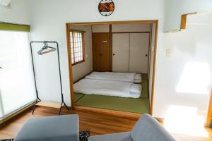 een spiegel in een kamer met een bed erin bij ウィステリア in Teshikaga