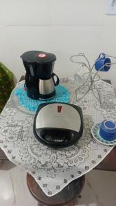 a coffee maker sitting on top of a table at Recanto Quaresma in Cabo Frio