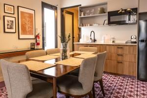 a kitchen and dining room with a table and chairs at Patio Elba Boutique Hotel in San Juan