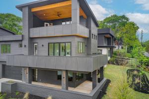 Bild eines Hauses mit Dach in der Unterkunft Luxury Home 4BR 4BA City Views HotTub GameRoom in Atlanta