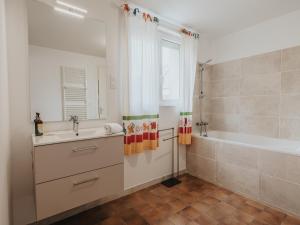 Ένα μπάνιο στο Holiday home just 350 m from the long sandy beach +21 φωτογραφίες