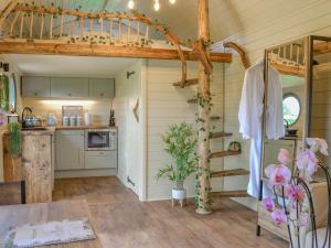 una cocina y comedor en una casa pequeña en Bracken - Uk34842, en Straiton