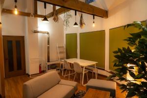 een woonkamer met een bank en een tafel bij ウィステリア in Teshikaga