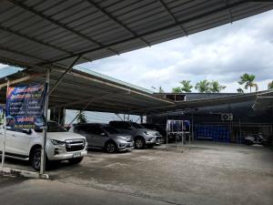 un gruppo di auto parcheggiate in un parcheggio di Nathamon House Hatyai a Hat Yai