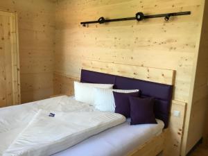 Postel nebo postele na pokoji v ubytování Refugium Dolomiten & Chalet