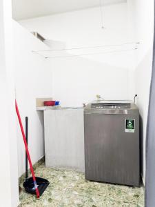 a room with a trash can and a broom at Apartamento comodo y bonito cerca a Unicentro in Yopal +11 photos