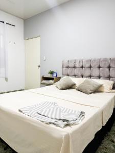 a bedroom with a large bed with a gray headboard at Apartamento comodo y bonito cerca a Unicentro in Yopal