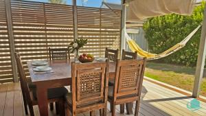 Un patio o zona al aire libre en Beach Shack - across from beach