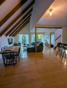 ein großes Wohnzimmer mit einem Tisch und Stühlen in der Unterkunft Wooli Cottage Retreat in Wooli