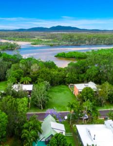 eine Luftansicht eines Resorts mit einem Fluss in der Unterkunft Wooli Cottage Retreat in Wooli
