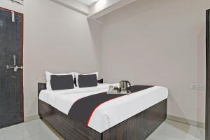 ein Schlafzimmer mit einem großen Bett in einem Zimmer in der Unterkunft HOTEL DREAM PALACE in Indore + 20 Fotos