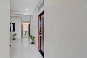 einen Flur mit Tür und Topfpflanzen in der Unterkunft HOTEL DREAM PALACE in Indore
