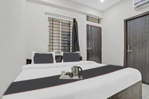 ein Schlafzimmer mit einem großen weißen Bett und einem Fenster in der Unterkunft HOTEL DREAM PALACE in Indore