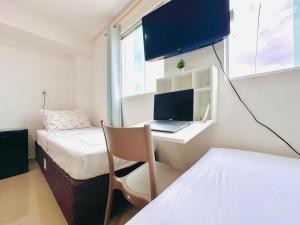 a room with a desk with a laptop and a bed at Suíte Estrela-do-Mar 2 - Pé na Areia in Maragogi