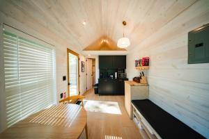 TV a/nebo společenská místnost v ubytování Nordic Couples Cabin W Hot Tub, Sauna, Grill