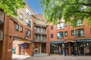 une rue vide devant un bâtiment en briques dans l'établissement Central Oxford Oasis - Close to Colleges and Shops, à Oxford