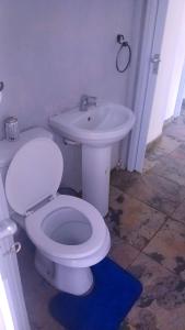 Un baño con un inodoro blanco y un lavabo. en Princess Spa & Lodge, en Pretoria