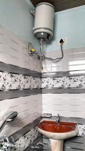 baño con lavabo y una luz en la pared en Chyajalo homestay, en Darjeeling