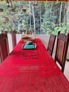 サンタ・テレサにあるRecanto MÃEFILHAの赤いテーブルクロスとバスケット付きテーブル