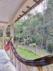 サンタ・テレサにあるRecanto MÃEFILHAの家の玄関のハンモック