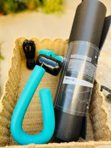 een zwarte zaklamp en een blauwe aansteker in een mandje bij Villa Es Puig, piscina y vistas a la montaña in Santa Margalida