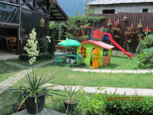 Jardín al aire libre en Casa Rosca Busteni