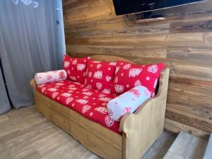 a couch with red pillows in a living room at Serac Residence Val Thorens Condo in Val Thorens