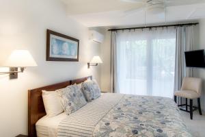 une chambre avec un lit et une fenêtre dans l'établissement Esencia Premiere, à Providenciales