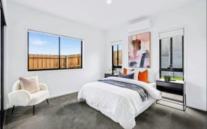 Postel nebo postele na pokoji v ubytování Stylish Modern Getaway Geelong