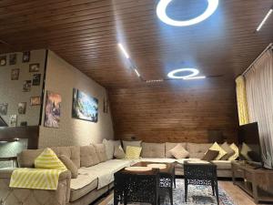 Umm Aljulud Cottages 01 في عجلون: غرفة معيشة بها أريكة وطاولة