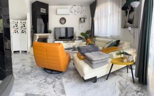 ein Wohnzimmer mit Sofa und Fernseher in der Unterkunft Exklusive Villa am Sonnenstrand Bulgarien am Schwarzen Meer aheloy Cabernet 1 in Kableshkovo