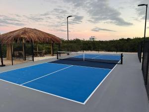 a tennis court with a net on top of it at Esencia Cottage in Providenciales