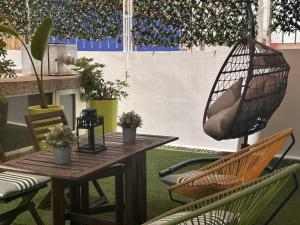 un tavolo da patio con sedie e un'amaca sospesa di Rent-inn suites hôtel a Rabat