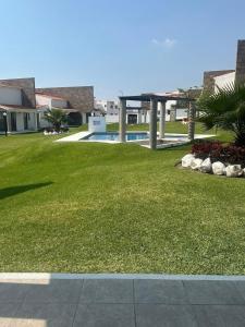 un cortile verde con piscina in una casa di Casa Yeca a Yecapixtla