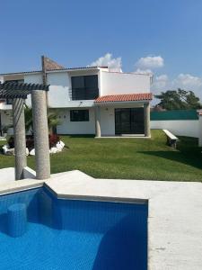 una casa con piscina di fronte a una casa di Casa Yeca a Yecapixtla Altre 3 foto