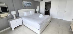 マイアミにあるIcon brickell 48fl river viewの白いベッドと白いシーツのある白い寝室 +6枚の写真