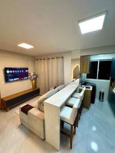 パリョサにあるApartamento NOVO e moderno em palhoçaのソファとテーブルのあるリビングルーム