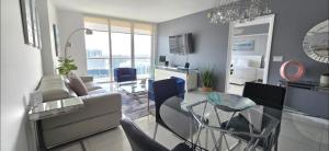 マイアミにあるIcon brickell 48fl river viewのガラスのテーブルと椅子のあるリビングルーム