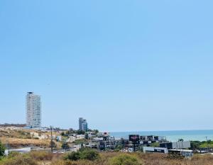 - Vistas a la ciudad desde una colina en Loft, en Manta