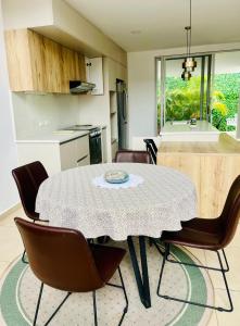 Una cocina con una mesa y sillas en una cocina. en Loft, en Manta