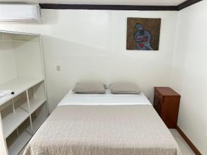 a bedroom with a bed and a picture on the wall at Apartment Open House in Managua