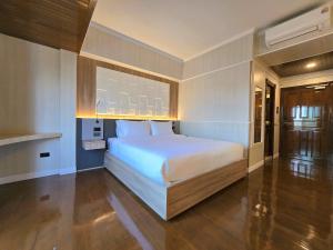 a bedroom with a large white bed in a room at Sira Boutique Chiang Mai in Chiang Mai
