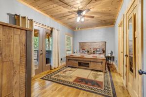 Fotografie z fotogalerie ubytování Walden's Creek Cabins v destinaci Cove Creek Cascades